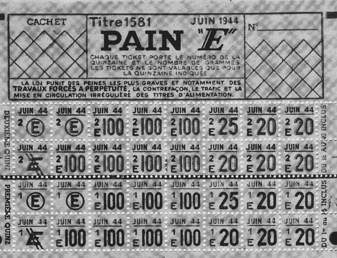 Tickets de rationnement et objets historiques - Collections du musée de la Résistance de Varennes-Vauzelles